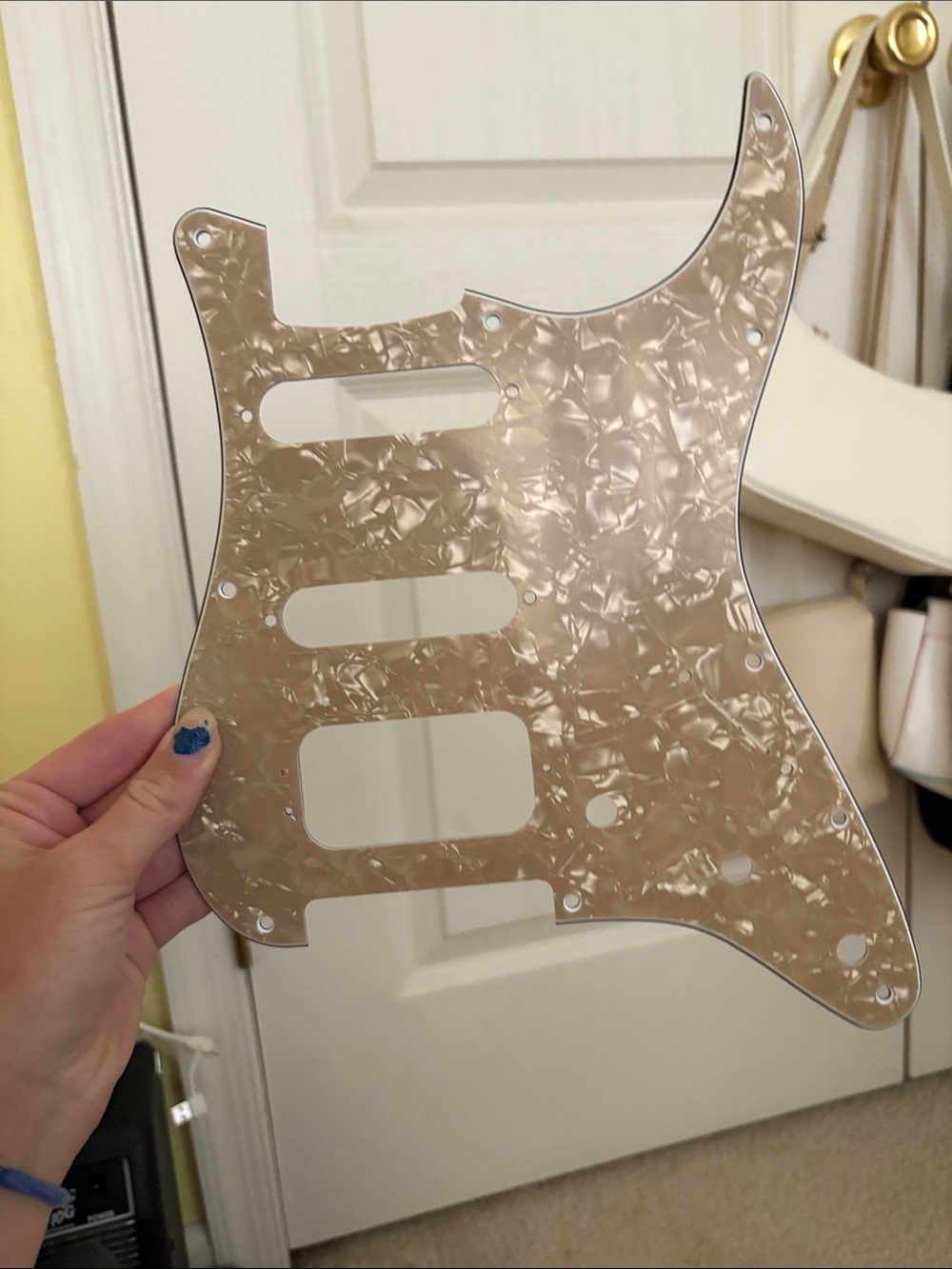 Pearl-Pattern Strat-Style Pickguard in Champagne